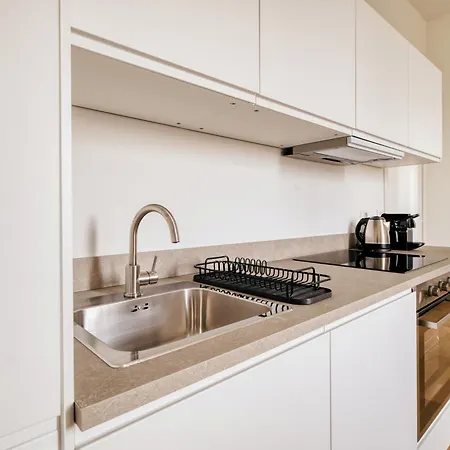 Just Urban - Modern And Strategic 1-br Flat B - Station Apartment